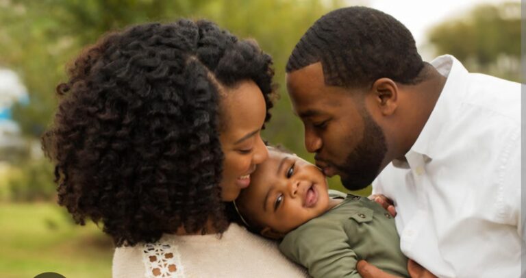 parentskissingbaby